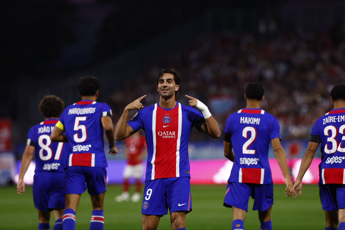 FerranTorres20's tweet photo. Primera victoria en @Ligue1 para rematar la semana 🦈❤️💙 https://t.co/7csior4wkp
