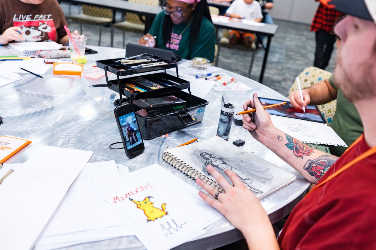 HelloItsLi's tweet photo. Photographed the Draw Together Art Show+Mini Fest this weekend &amp; it was a huge success for the Jacksonville art community. 🥳 

People really showed up with the intention to spend money on art. One of my favorite additions to this year is the cosplay figure drawing class! https://t.co/aPJDH5O2Hc