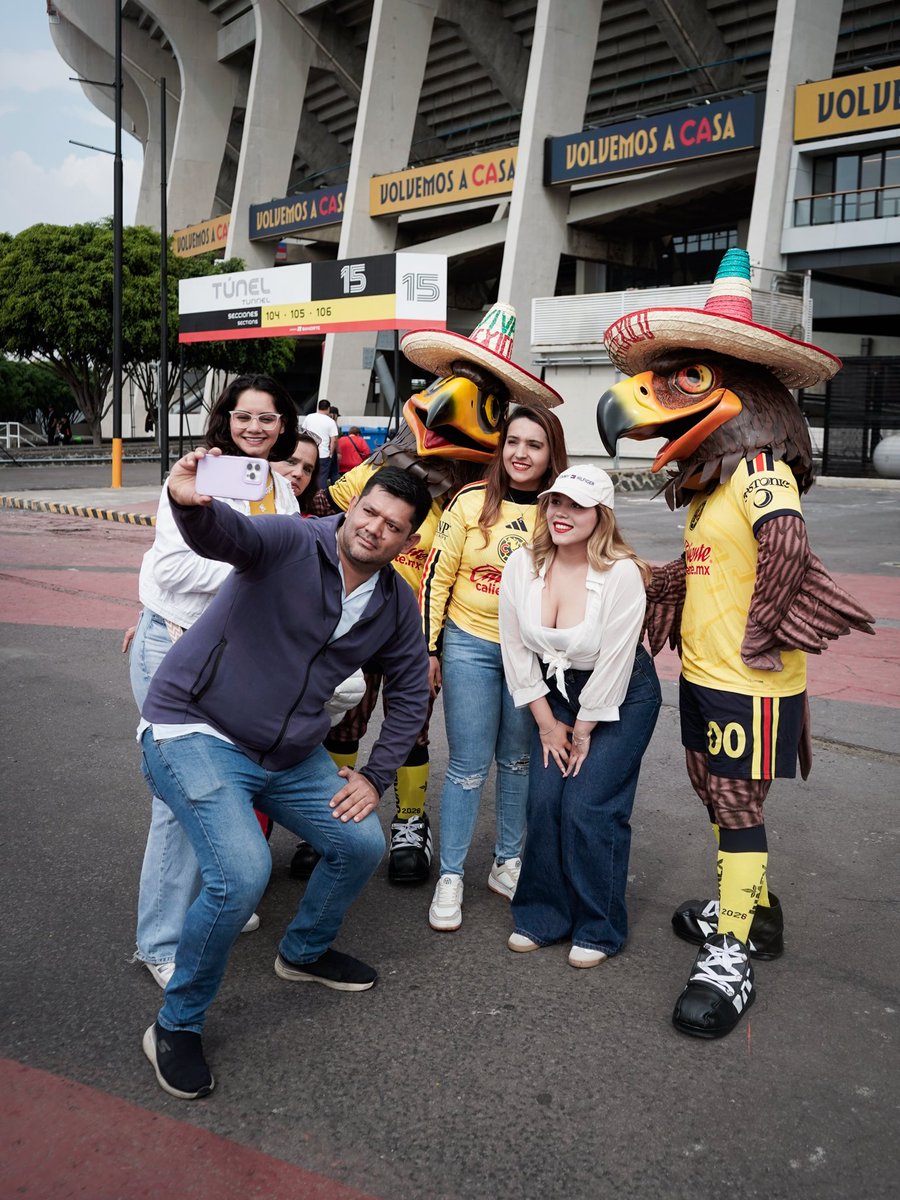 AmericaFemenil's tweet photo. El color del Estadio Banorte es único. 💛💙🇲🇽
Aquí se vive una verdadera fiesta patria. ¡Vamos, Águilas! https://t.co/IYBlpl4Hal