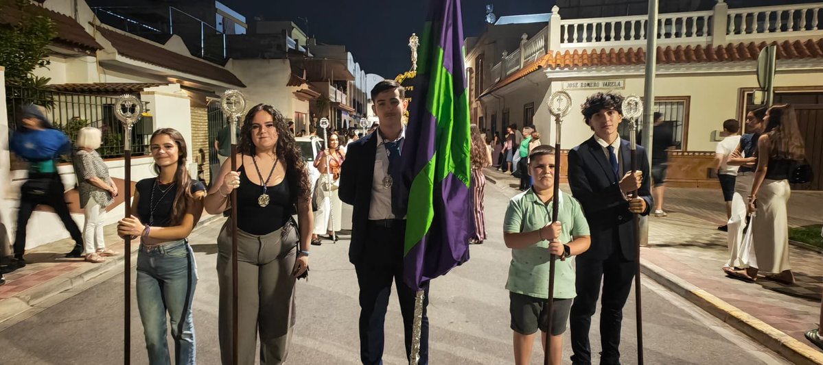 PrendimientoDH's tweet photo. 🟤SANTA CRUZ| Como en todos estos años anteriores, una representación de nuestra hermandad, formada por el Grupo Joven y miembros de la banda, ha participado en la procesión de la Santa Cruz, de nuestra querida hermandad de @SantaCruzDH, que ha organizado su Grupo Joven. https://t.co/PcDDX6tlGo