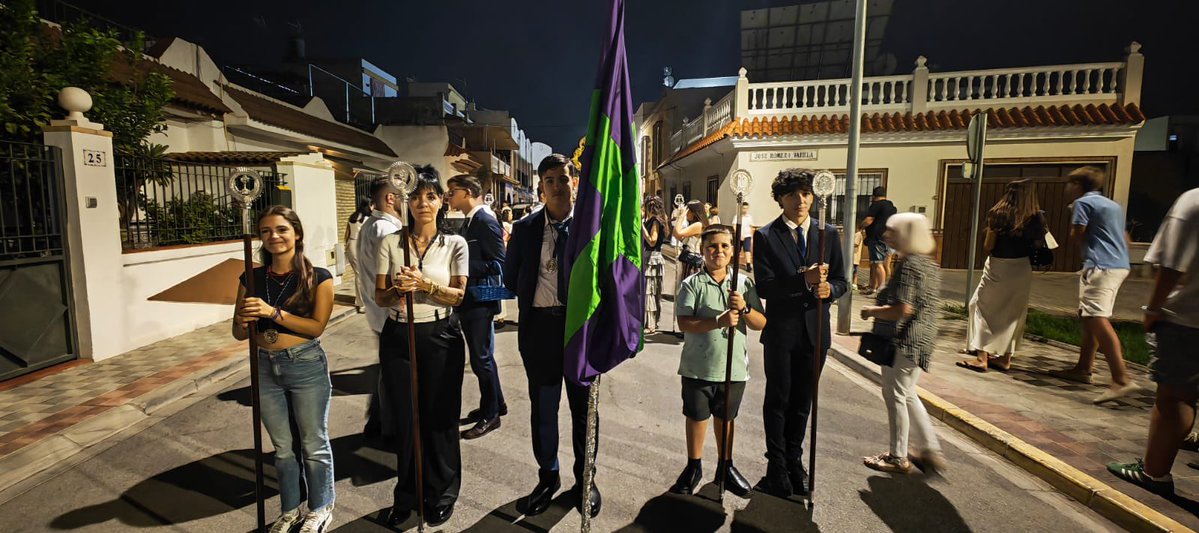 PrendimientoDH's tweet photo. 🟤SANTA CRUZ| Como en todos estos años anteriores, una representación de nuestra hermandad, formada por el Grupo Joven y miembros de la banda, ha participado en la procesión de la Santa Cruz, de nuestra querida hermandad de @SantaCruzDH, que ha organizado su Grupo Joven. https://t.co/PcDDX6tlGo