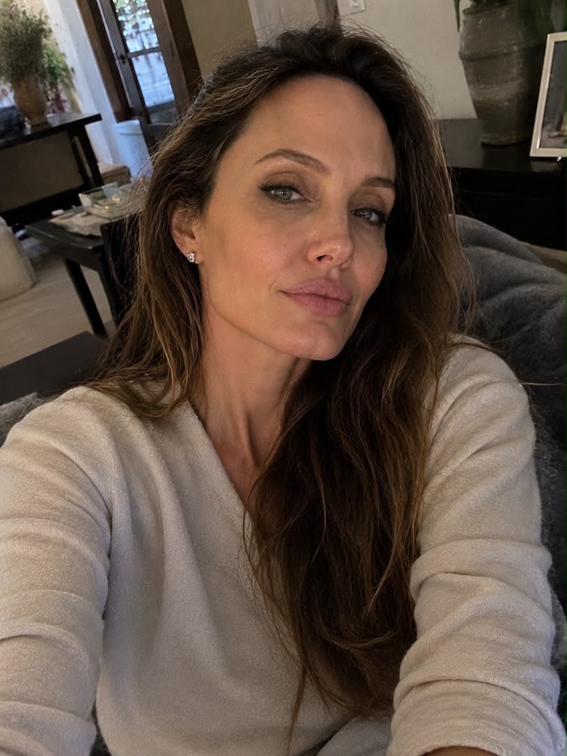 ANGELINAJOvlvl's tweet photo. I'm I your type? https://t.co/sRWc6TtON2