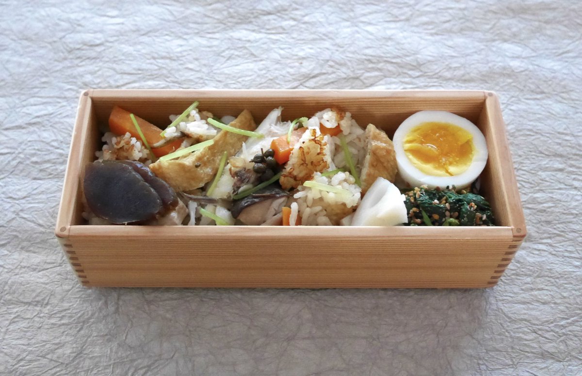 taniccoro's tweet photo. 自分のお弁当です。カマス炊き込みご飯210g、ほうれん草胡麻和え、蓮根甘酢漬け、にぬき。別でお吸い物、糠漬け。盛込み2:26。本日もよろしくお願いします。　#musobento https://t.co/uNB3pbuY2g