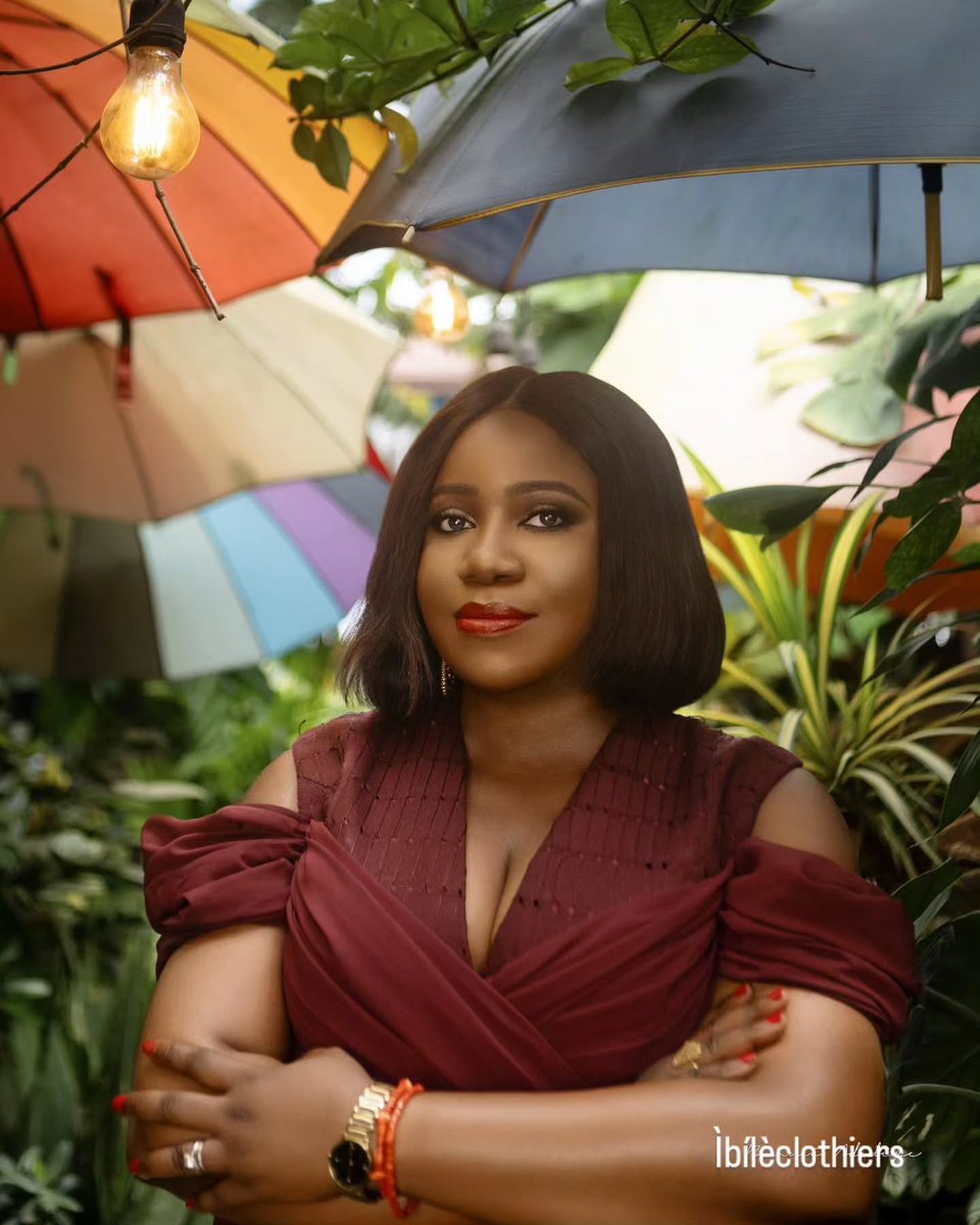 FerC3107's tweet photo. LOOK 3: ÌTẸ̀SÍWÁJÚ (PROGRESS)

Aso-Oke pants meet a structured burgundy-and-striped bodice, finished with a chiffon drape. Rooted in tradition yet made for modern spaces, this Made-To-Order piece embodies growth, confidence and advancement. https://t.co/GSlQ1dinKg