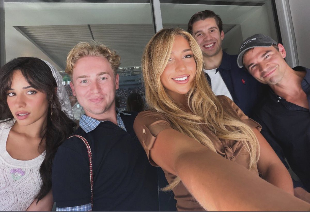 tatebillsza's tweet photo. her hair is literally gold https://t.co/N3lCLQ1JRI