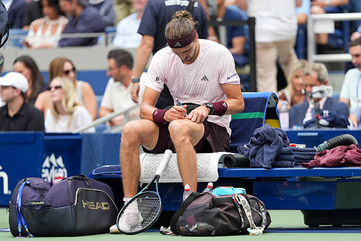 Tiempodetenis1's tweet photo. Es inspirador esto de Alexander Zverev.

Lleva toda una vida controlando sus niveles de glucosa mientras compite al máximo nivel.

Hoy, en plena final del US Open, inyectandose insulina en medio del partido.

No debe ser nada fácil. https://t.co/TRtenOPxA5