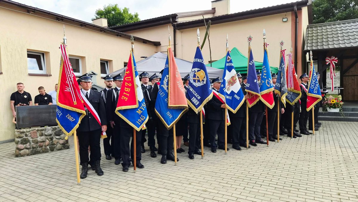 SabinaDachowska's tweet photo. 🚒 80 lat służby, odwagi i troski o bezpieczeństwo mieszkańców!
Jubileusz 80-lecia OSP w Bierzowie to piękne święto wielu pokoleń Druhen i Druhów. ❤️🚒
Serdeczne gratulacje przekazal posel @GrzybAndrzej 🚒🇵🇱
Fot. Pobr.
#OSP #Bierzów #Strażacy #Jubileusz #80Lat #GminaKobylaGóra https://t.co/bKefZ4BPh9