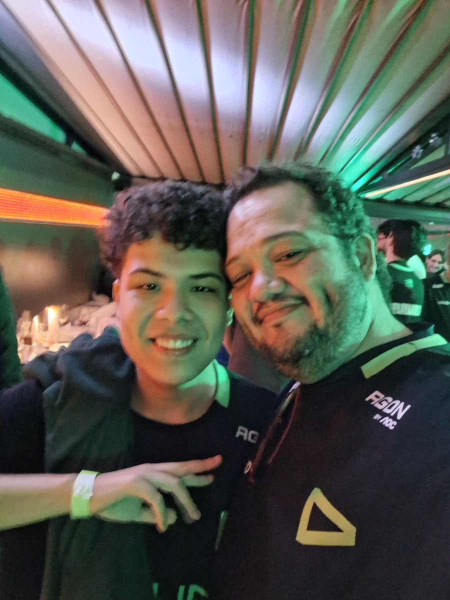 Roberto_lo3os's tweet photo. Mi hijo, mi Capi, mi amigo. @erdeatovich, como papá, hay momentos que simplemente no se pueden explicar con palabras. Solo queda mirar, emocionarse y decir: lo lograste, hijo.
Sigue liderando, sigue luchando y nunca olvides de dónde comenzó este sueño.  @LOUDgg 
Vamos x Shanghái https://t.co/NhE0UDGXZq