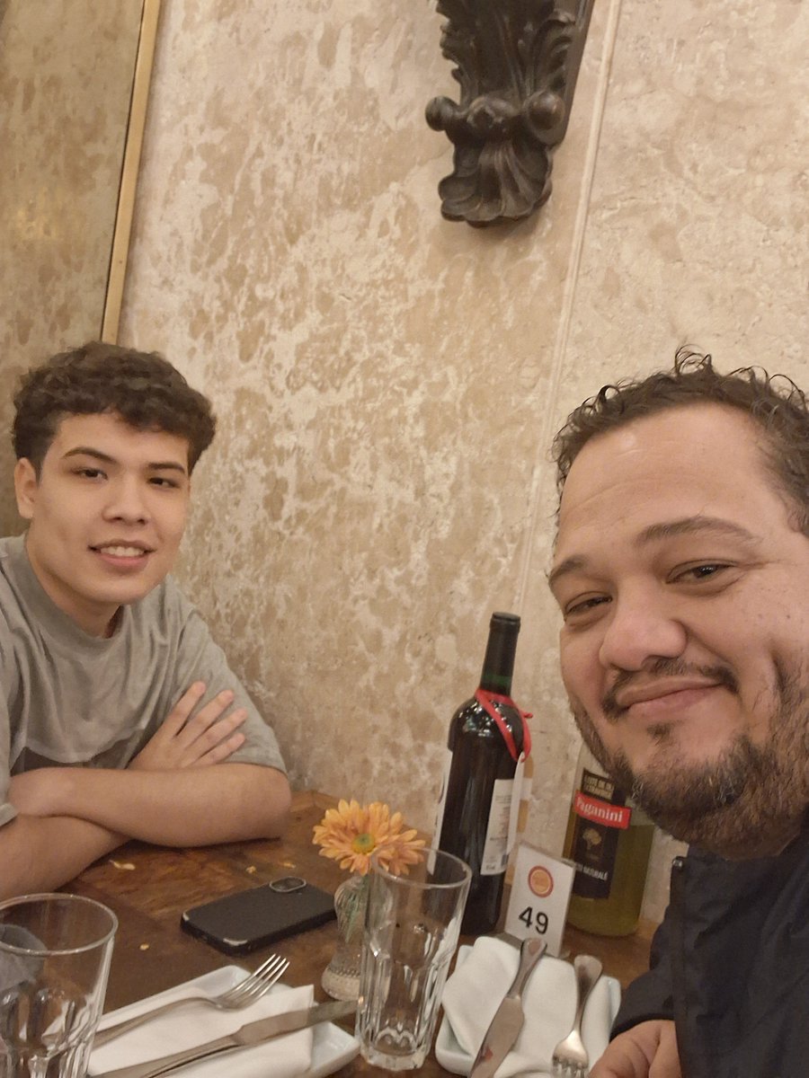 Roberto_lo3os's tweet photo. Mi hijo, mi Capi, mi amigo. @erdeatovich, como papá, hay momentos que simplemente no se pueden explicar con palabras. Solo queda mirar, emocionarse y decir: lo lograste, hijo.
Sigue liderando, sigue luchando y nunca olvides de dónde comenzó este sueño.  @LOUDgg 
Vamos x Shanghái https://t.co/NhE0UDGXZq