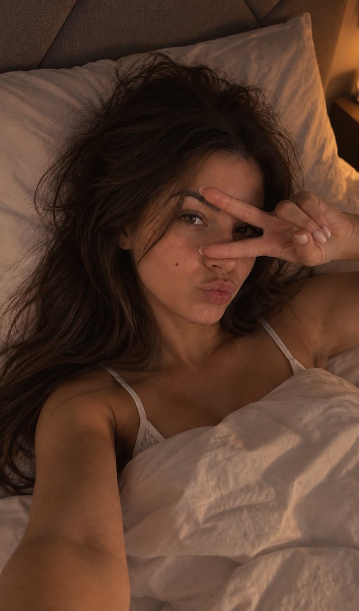 ItsMiaVoss_'s tweet photo. should I actually go to sleep or stay here with you? 📷
#goodnight #latenight https://t.co/Gf1myMWRBF