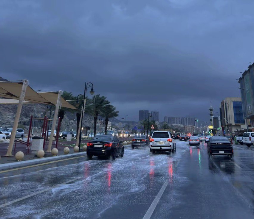 ryoo__dan's tweet photo. ما تشبهين إلا مكة لا صارت أرضها مطر
عاد شوفي وش زين سيدة المدن لا أمطرت. https://t.co/8P8N3CW7YF