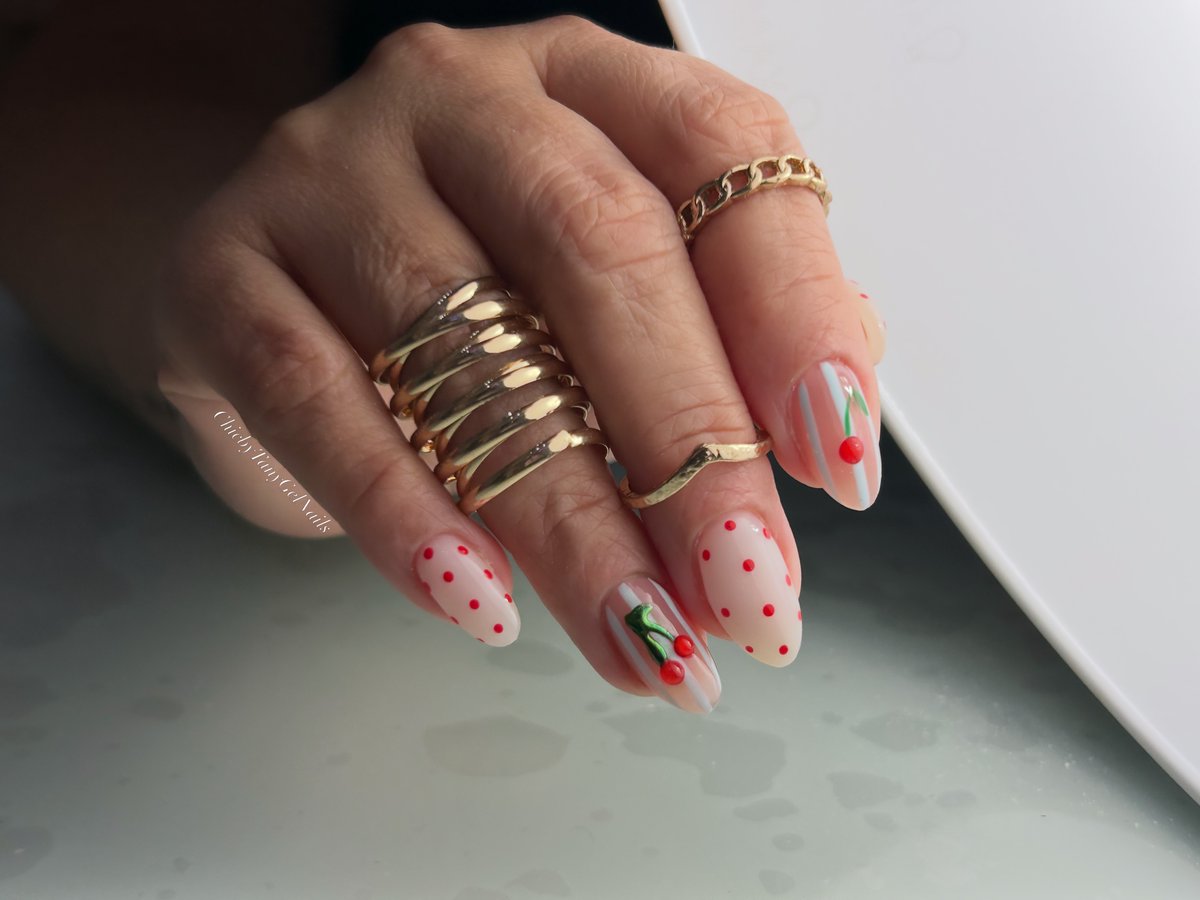 unicornsgurl's tweet photo. Hoy salimos de la zona de confort y valió totalmente la pena. Mi clienta eligió los diseños que le gustan a Tany: uñas almendradas en blanco milky, cherries, líneas azules y polka dots rojos. ¡Diversas, divertidas y con mucha personalidad! https://t.co/Y5RL0ExlTc