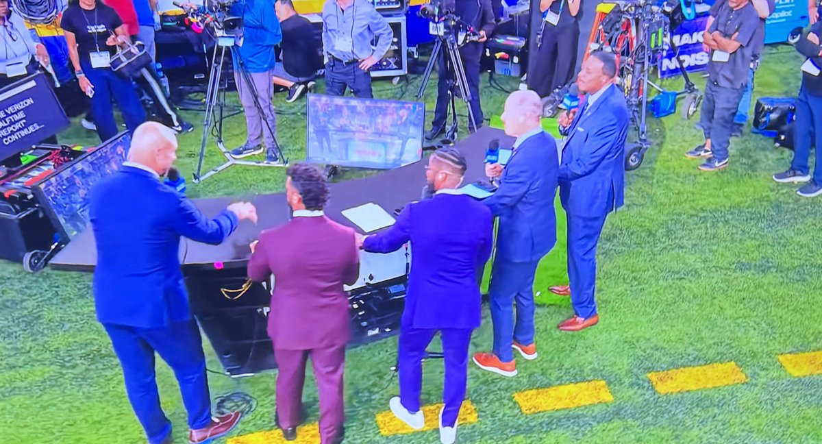 RodBelding111's tweet photo. Would have bet money Russel Wilson was sitting down https://t.co/huaRUgNiXe