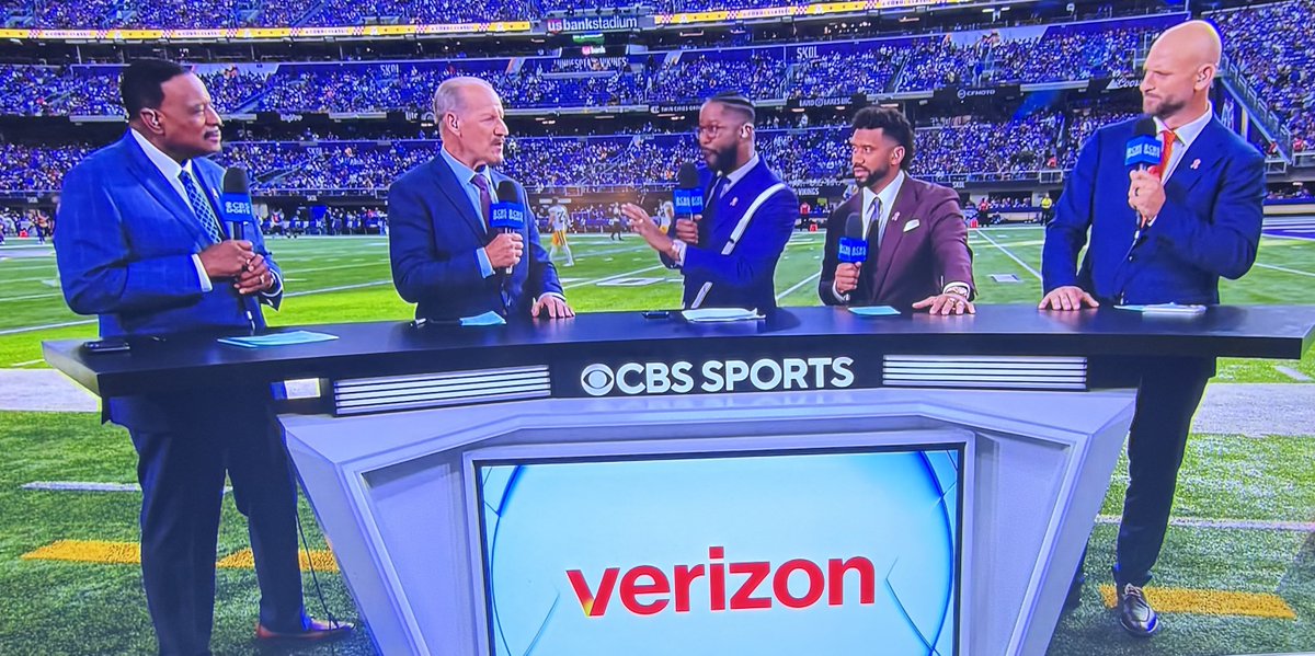 RodBelding111's tweet photo. Would have bet money Russel Wilson was sitting down https://t.co/huaRUgNiXe