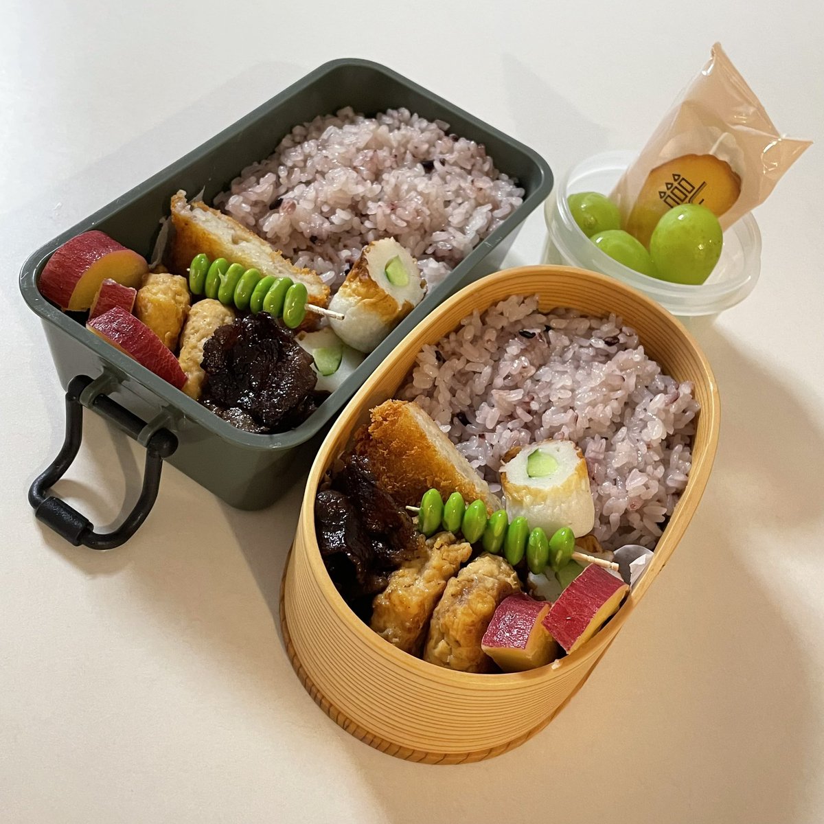 gorikapP's tweet photo. 鶏つくねの照り焼き、牛肉しぐれ、コロッケ、さつ��芋のレモン煮、枝豆、ちくわきゅうり
マスカット、マドレーヌ

久しぶりに朝から晴れています☀️
月曜日、今週もがんばろーねー

#お弁当記録　#夫弁当
#高校生男子弁当 https://t.co/JqXkFgeGaj