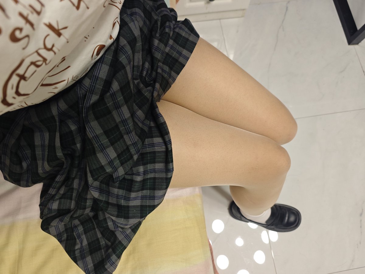Lagrange6627's tweet photo. 好久没有拍腿照了，白袜黑色小皮鞋挺有感觉的 https://t.co/SiuDWbFarg