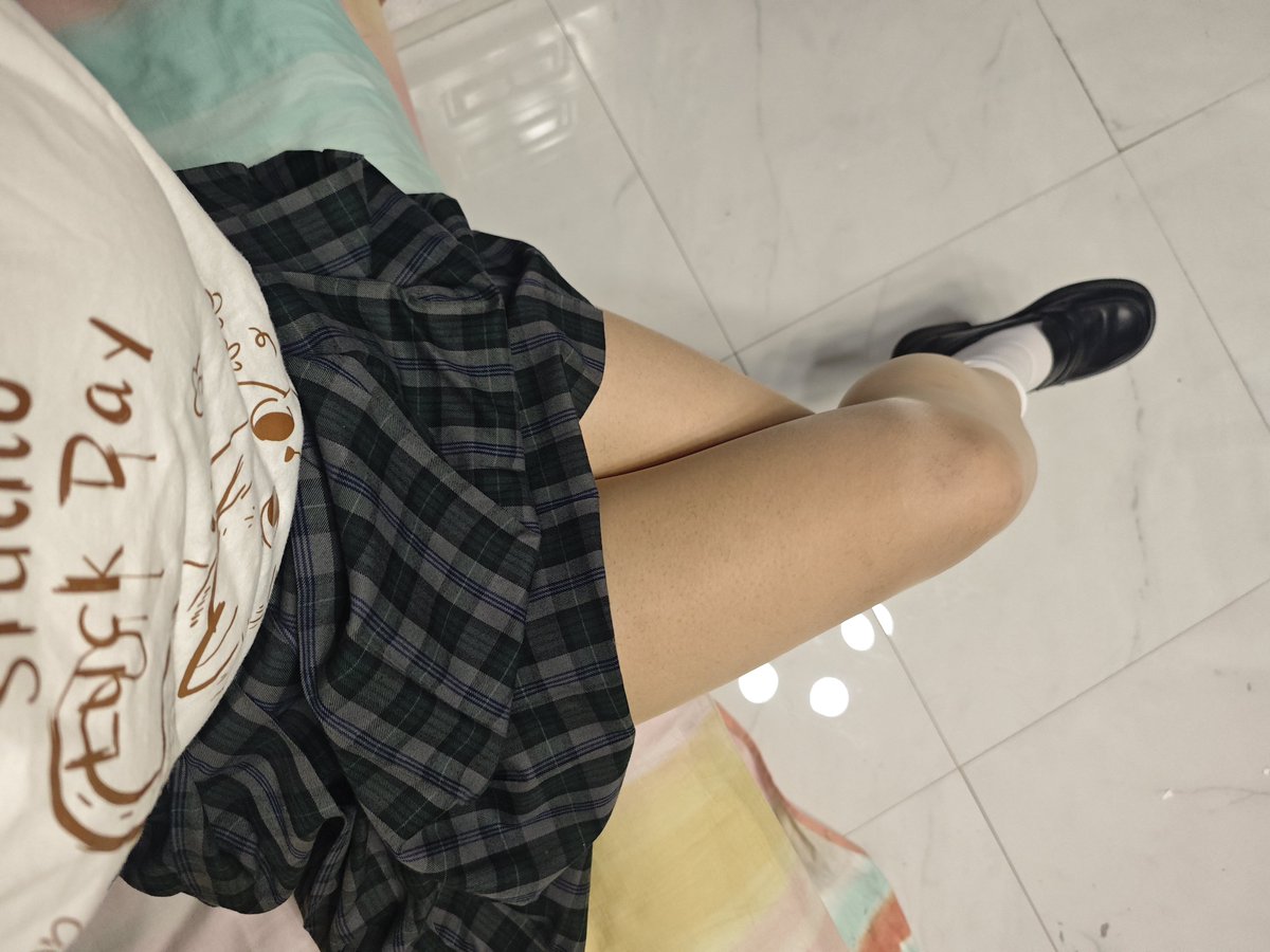 Lagrange6627's tweet photo. 好久没有拍腿照了，白袜黑色小皮鞋挺有感觉的 https://t.co/SiuDWbFarg