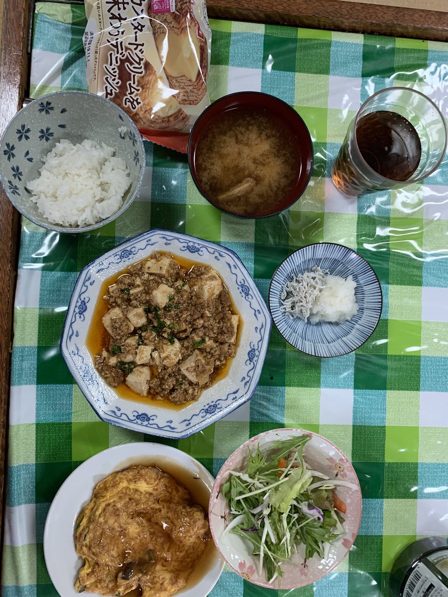 tokokaiun's tweet photo. タンカー船の料理は船舶料理師の資格を持つ司厨長さんが作ってくれます。船にとってごはんは数少ない楽しみの１つ。船内では「メニューを予測されたら負け」という不文律もあるので献立表はありません。買い出しの食材や冷蔵庫の中身からメニューを予測する船員さんと司厨長さんの攻防戦になるのです。 https://t.co/kMMpvDDXzl