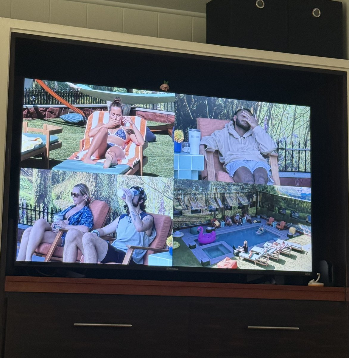 youreyea_h's tweet photo. Hanging out with my friends #BB28 https://t.co/PCdIWGxG9j