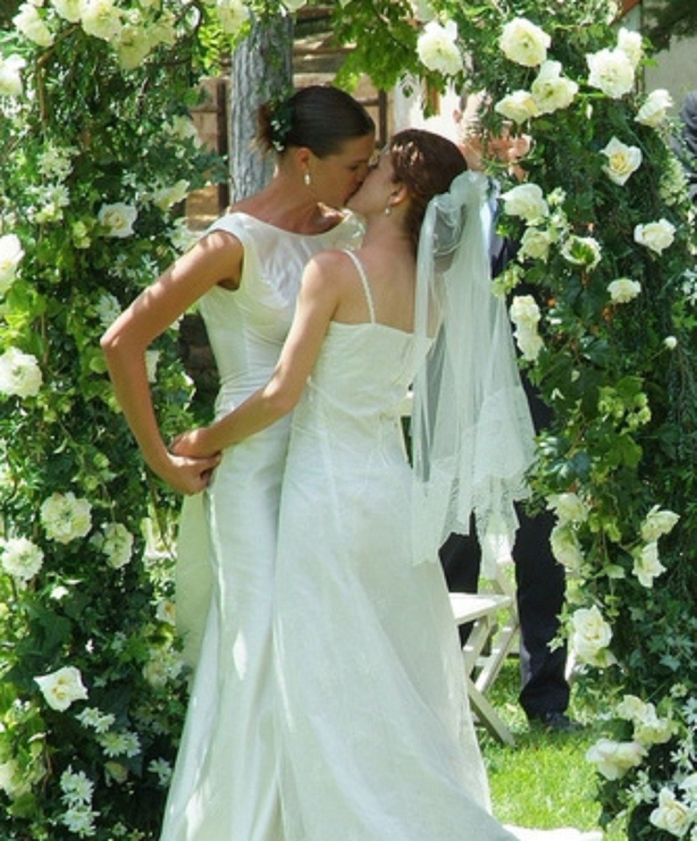 MalcolmRobmscl's tweet photo. Love Is Love #Lesbian #LesbianWedding #LGBTQ #WLW #Sapphic #LesbianKissing #Lesbo #LesbianGoals https://t.co/qgLTUcl826