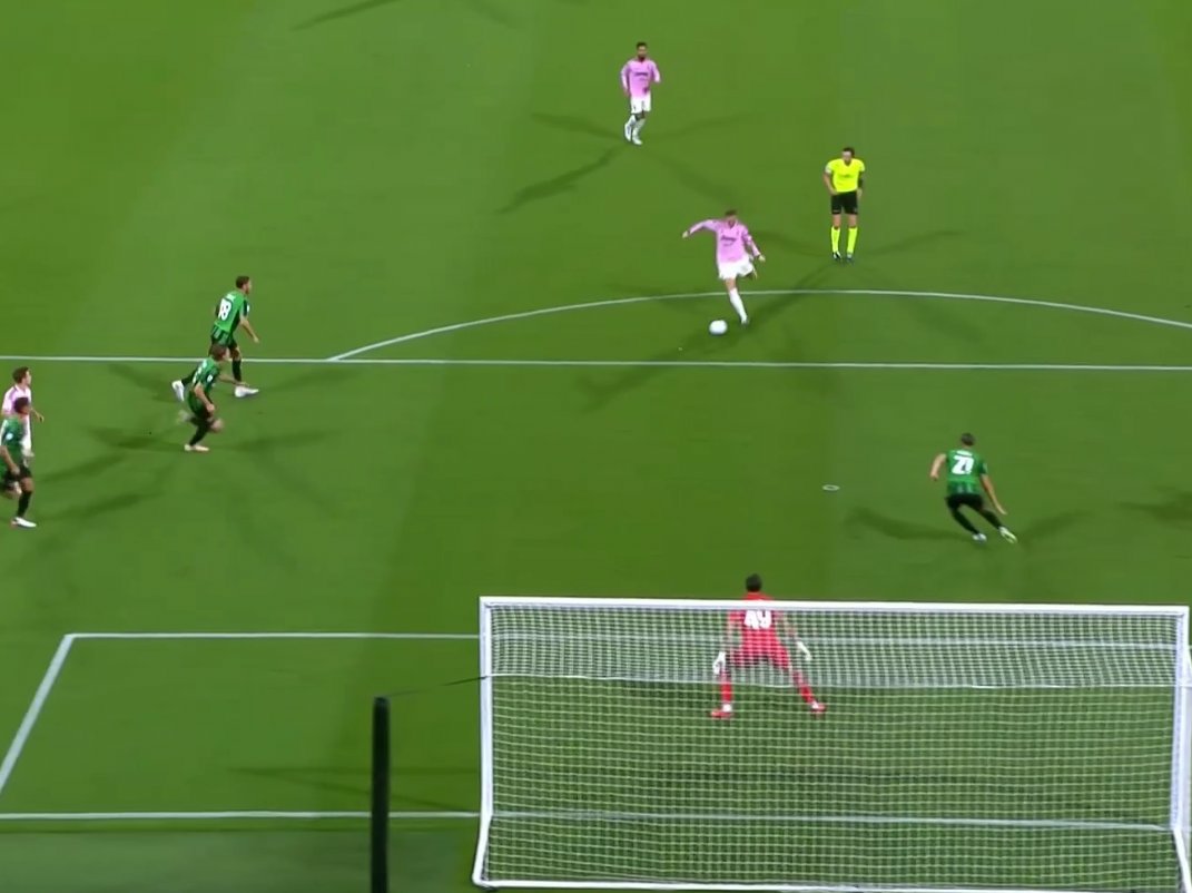 JuveReel's tweet photo. No challenge.
No man to man.
Not far away.
Open space.
Clear view.
On his preferred foot.

Passes it to the opponent's goalkeeper...

Koopmeiners ladies and gentlemen. https://t.co/e6WiH3GyFe