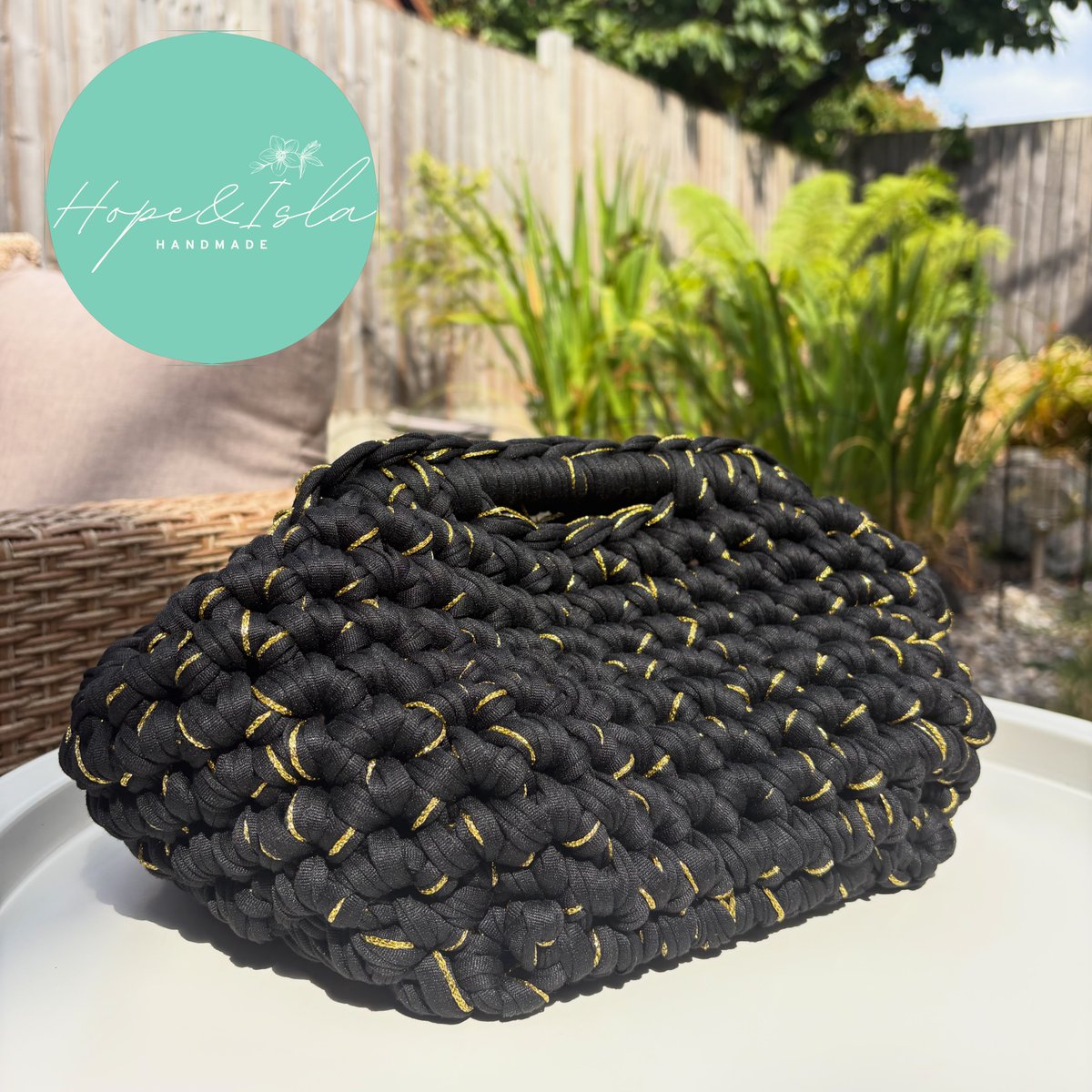 VickGabi2's tweet photo. Black &amp; gold sparkle clutch with a touch of extra glamour. Available in a range of colours for the perfect statement bag. Message me directly to order. https://t.co/tp1wbbep4g