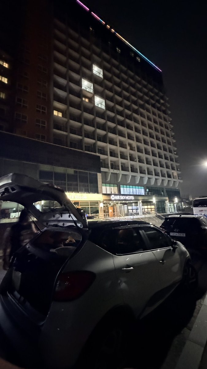 hikalulin's tweet photo. 朝4時半に起きて、韓国同僚が車で仁川から金浦空港まで送って��れて、無事にチェックインして免税品の受け取りも済ませて、ゆっくりラウンジで食事できた。
来月末にまた友達と韓国旅行をする予定。今度は現地の友達に梨泰院を案内してもらいたいと思う。 https://t.co/pPqk5OzkQF