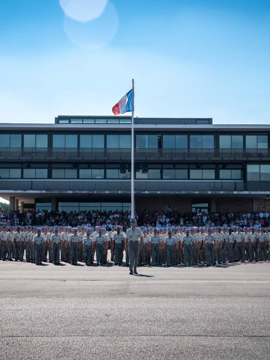 88Castillo18's tweet photo. Un nouveau départ! Je suis devenu sergent grâce au soutien de ma famille, de mes amis et à la formation de mes cadres. Merci à @mathilde. trainson d’être ma marraine. Cherchez-moi : je suis tout devant! https://t.co/oJ69Vhvbkv