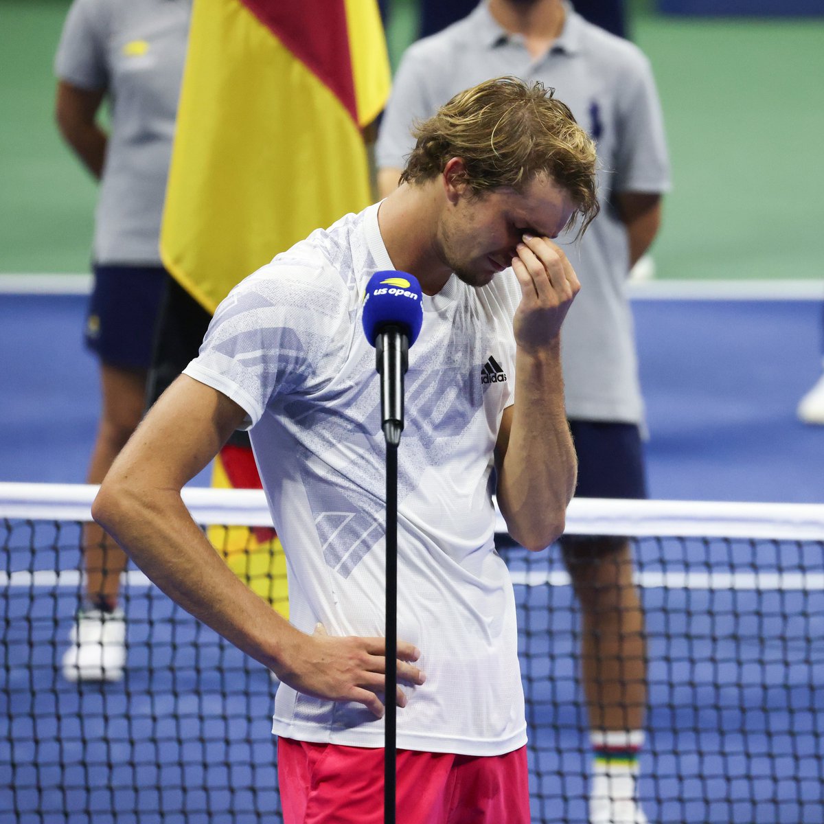 ATPTour_ES's tweet photo. Mismo escenario, distinto resultado, 6 años de diferencia entre ambas fotos 🍃

@AlexZverev: la virtud de seguir luchando por los sueños 👏

@usopen | #USOpen https://t.co/IqbLoCC7JL