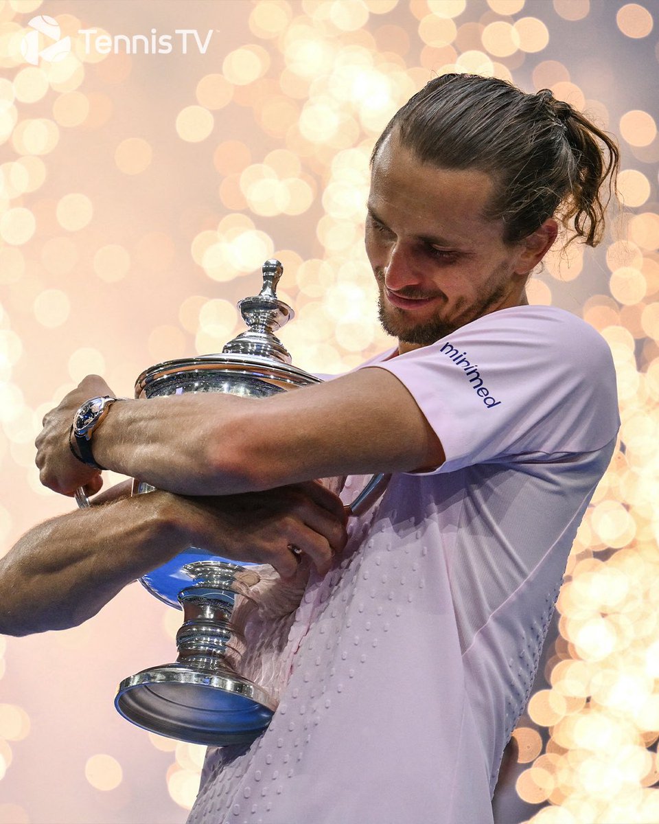 TennisTV's tweet photo. Hold it close, @AlexZverev! 🫂🏆 

#USOpen https://t.co/w2fUNlIJ5D