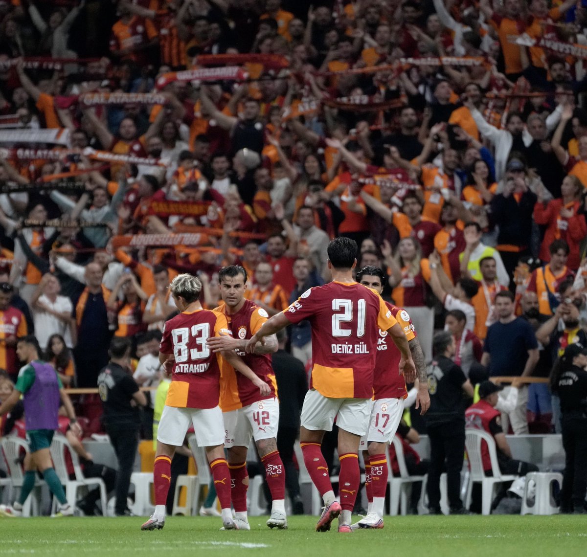 GalatasaraySK's tweet photo. 🦁 İyi geceler #Galatasaray ailesi! 🌃 https://t.co/jPwgJYvy09