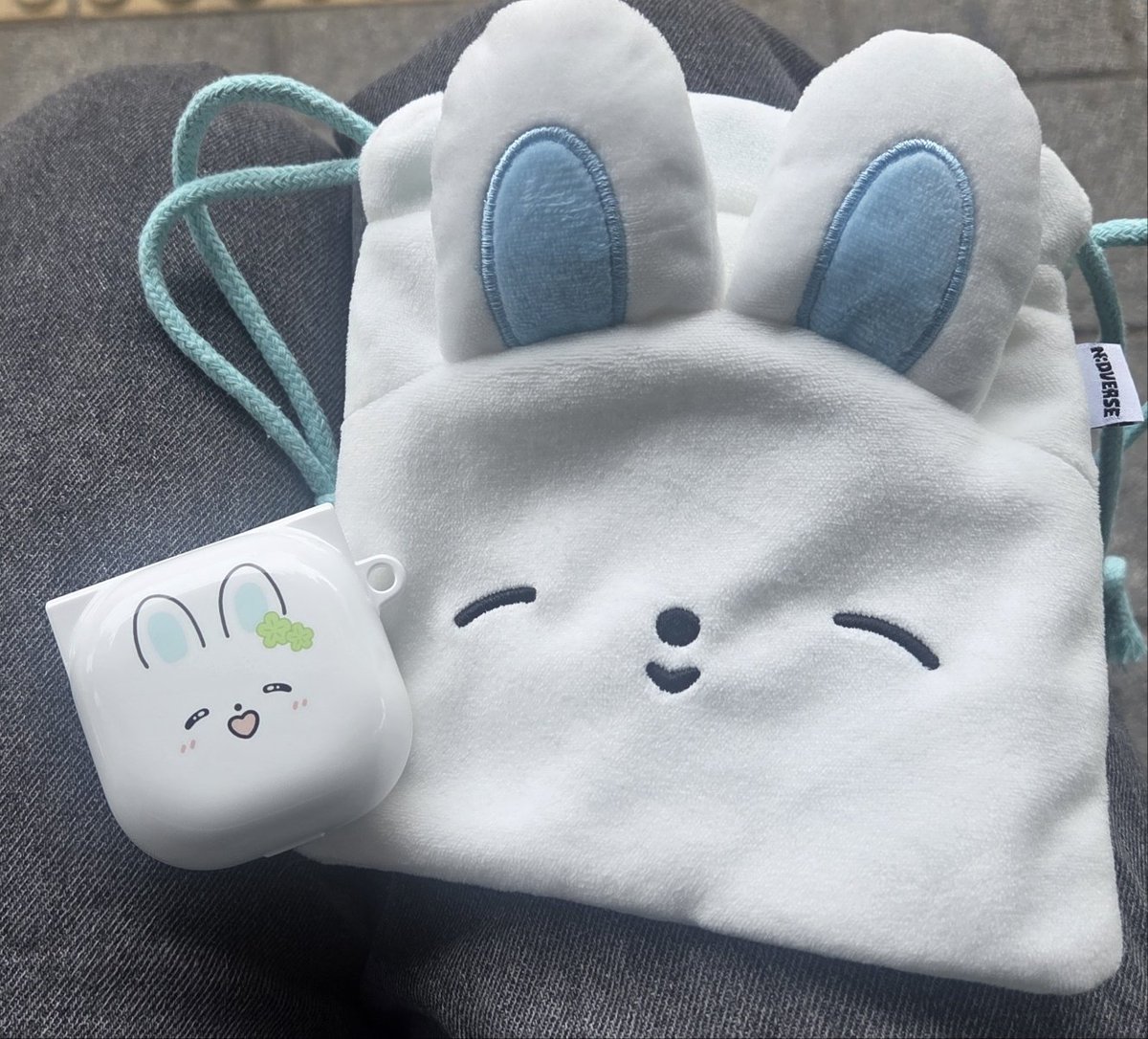 bbokiuvoyz_'s tweet photo. ✧˚︶︶앤버스 이어폰 케이스 ︶︶₊✧˚ 

앤버스 이어폰 케이스를 판매합니다
1차 판매 기간: 9/14~9/20
선착특전 및 구매자 랜덤 특전 증정 예정
위치폼 판매폼 열렸습니다 🥹 많은 관심 부탁드려요,,✌️✌️

자세한건 위치폼 확인부탁드립니다
디자인 도움:부케님 @happymango_77 
위치폼 https://t.co/MwQtaiv8xL
#앤더블 #앤버스