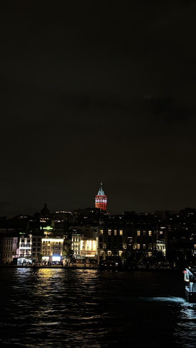 buseealtntp's tweet photo. İstanbul’u romantize ediyorum. https://t.co/5UpINuaik7