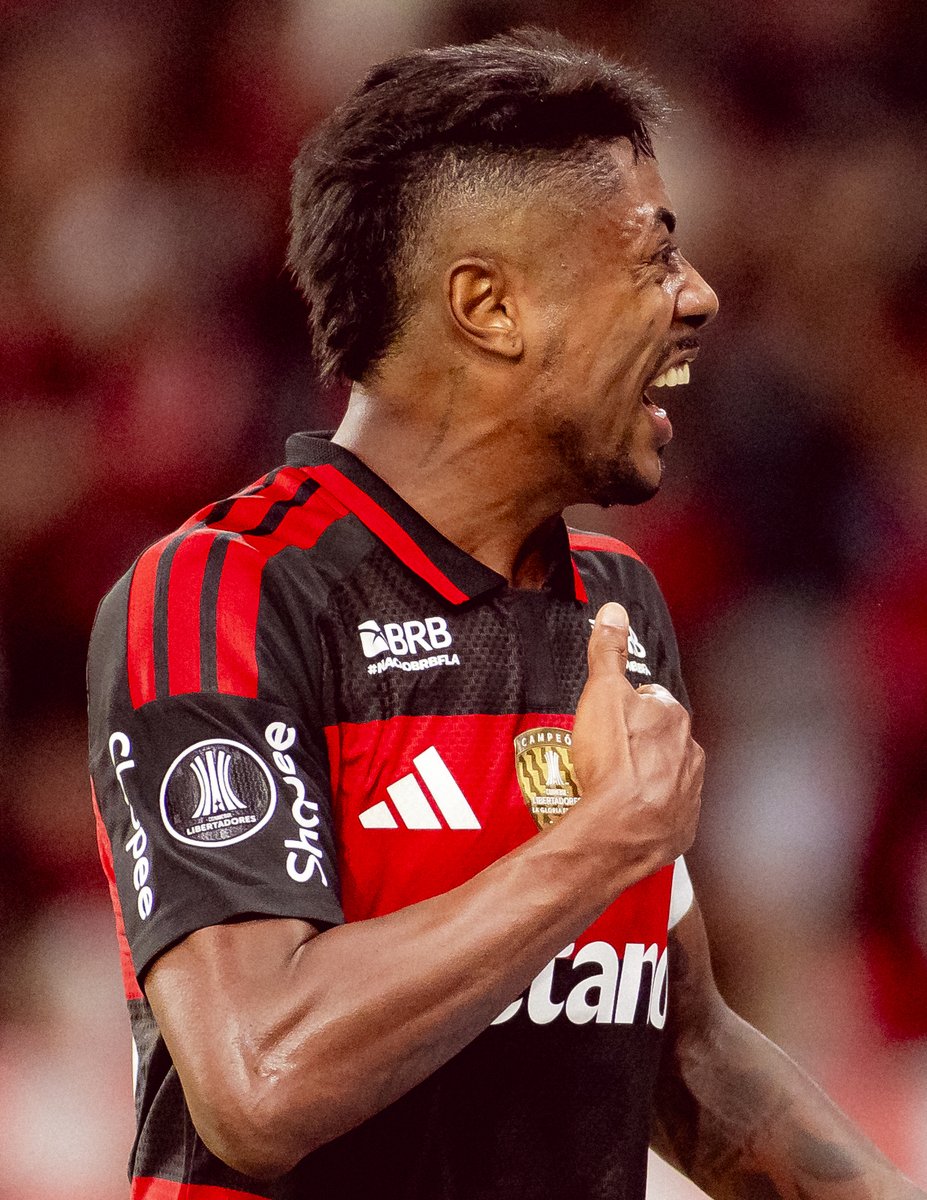venecasagrande's tweet photo. Bruno Henrique é um exemplo: perto de fazer 36 anos e a sede de conquistas é de um garoto começando a carreira. O atacante é MUITO ídolo do Flamengo!

Foto: Flamengo https://t.co/TliPWehDVg