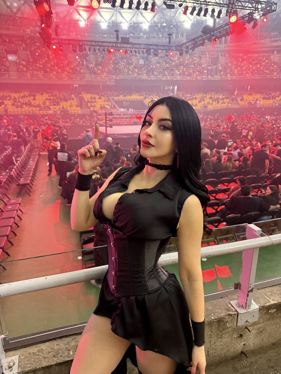 Fabinui's tweet photo. Ayer vi ganar a Stephanie Vaquer en Chile 🇨🇱 que bonita experiencia 🫶🏻💕 acá con mi nueva versión de mi cosplay de ella 

#stephanievaquer #stephanievaquercosplay #chilena #wwe #wwechile #laprimera #fabibi #cosplay #wrestling https://t.co/DtOqNR1DTX