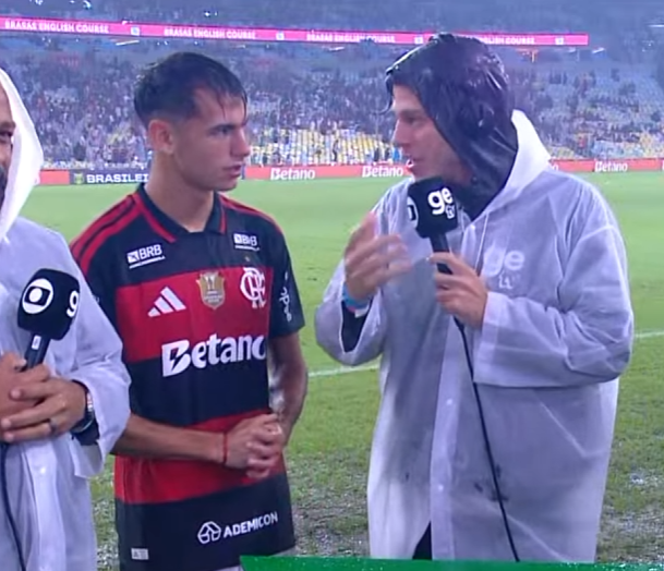 CentralFlaNacao's tweet photo. Joaquín Freitas sobre a torcida do Flamengo: 

"É uma loucura. Esse estádio é místico. Graças a Deus eu posso estar desfrutando de toda essa gente (torcida do Flamengo."