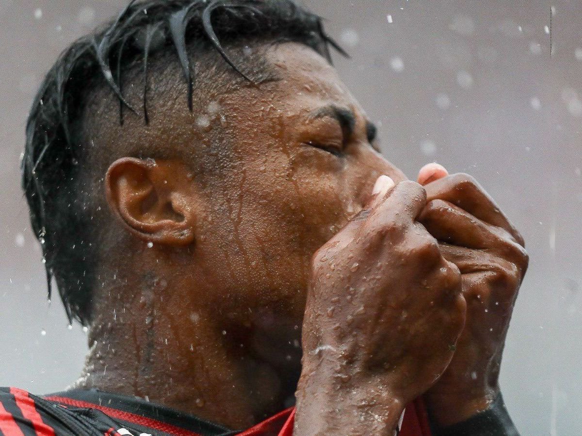 fla_infos's tweet photo. Sem muita firula, sem tentativa de gol bonito, sem tentar fazer gracinha todo jogo.

ENTROU E FEZ O MAIS IMPORTANTE…
O GOL!

É por isso que quando entra é ovacionado, é por isso que é um dos MAIORES ÍDOLOS da HISTÓRIA do Flamengo.

Sem muita gracinha, ok?

Um GOL desses vale MAIS que QUALQUER golaço!

+3 pontos.
(Isso vale mais que qualquer golaço de peito)

📸 CRF
