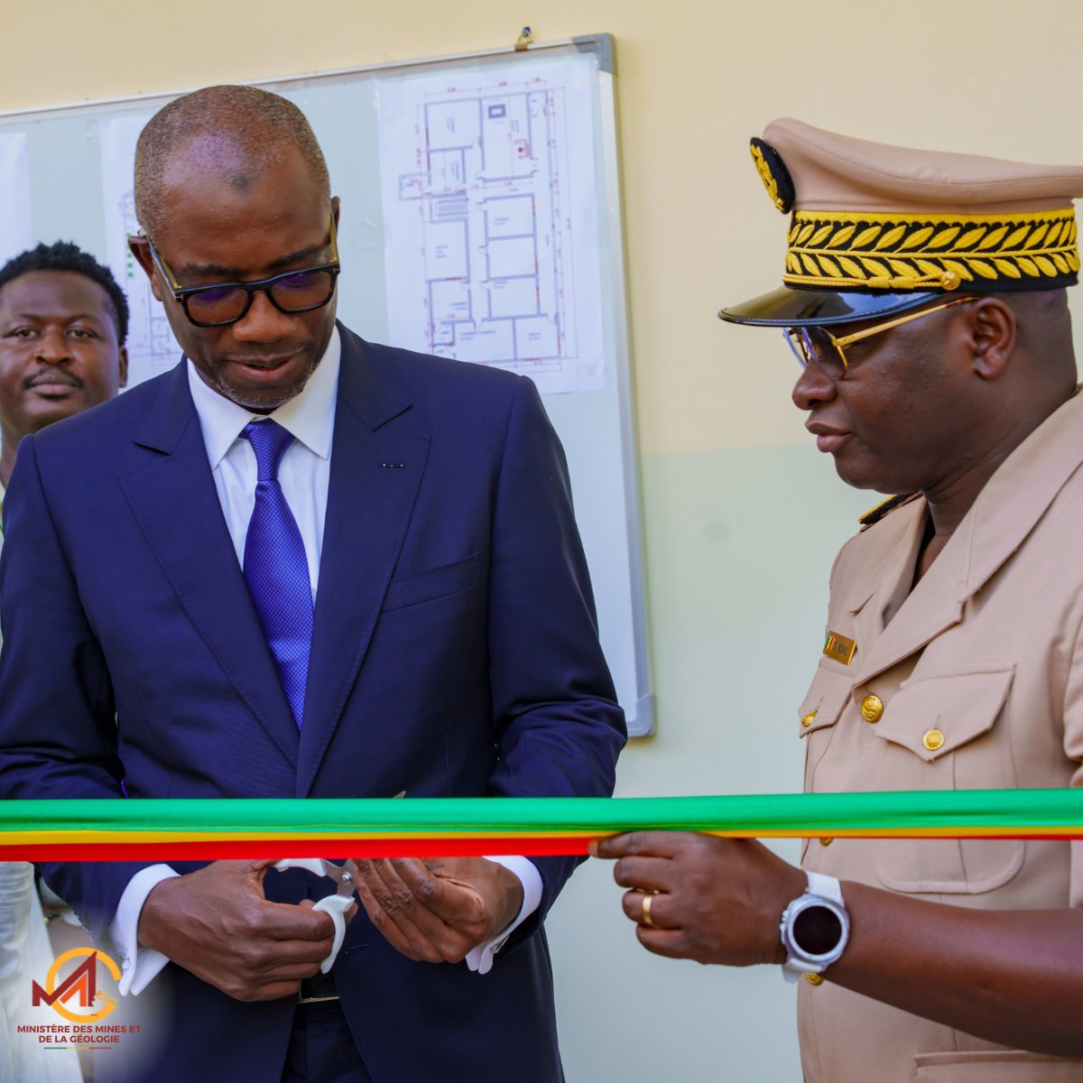 mmgsenegal's tweet photo. Le Ministre Cheikhou Oumar SECK a inauguré ce vendredi la nouvelle DREM de Thiès (365 m², solaire, Starlink, vidéosurveillance). Objectif affiché : doubler les 20 000 emplois et les 500 milliards FCFA de recettes du secteur minier, avec la feuille de route 2026-2029 du Ministère. https://t.co/TnaFicvNkB