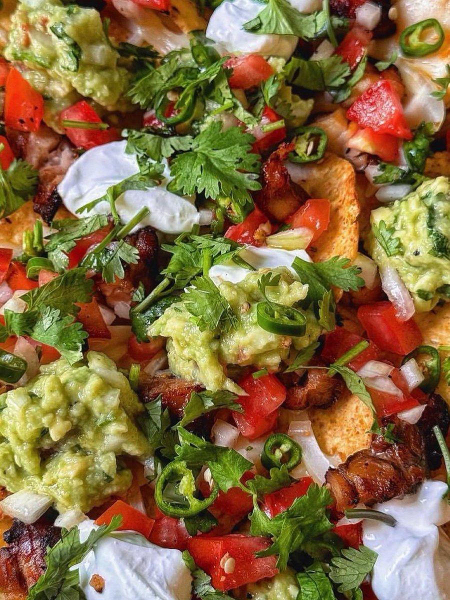 DeannaKasee's tweet photo. [Today’s quick weekday win: homemade veggie wrap stuffed with roasted bell peppers, avocado u0026 a drizzle of sriracha. Tasty, filling and ready in 10 mins!] https://t.co/9VzoJhG3AM