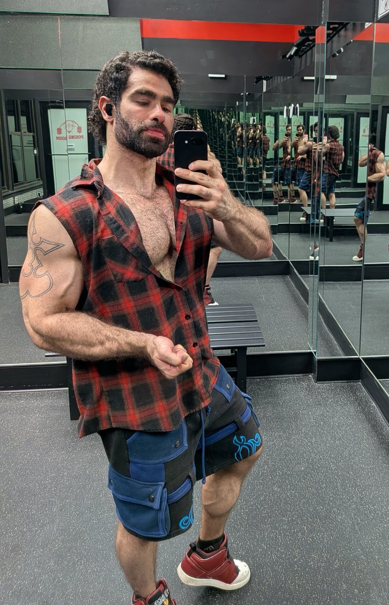 lucasleonxxx's tweet photo. Having a jawline again because I'm not bulking is very nice 🫡 https://t.co/JFFG3zLGCk