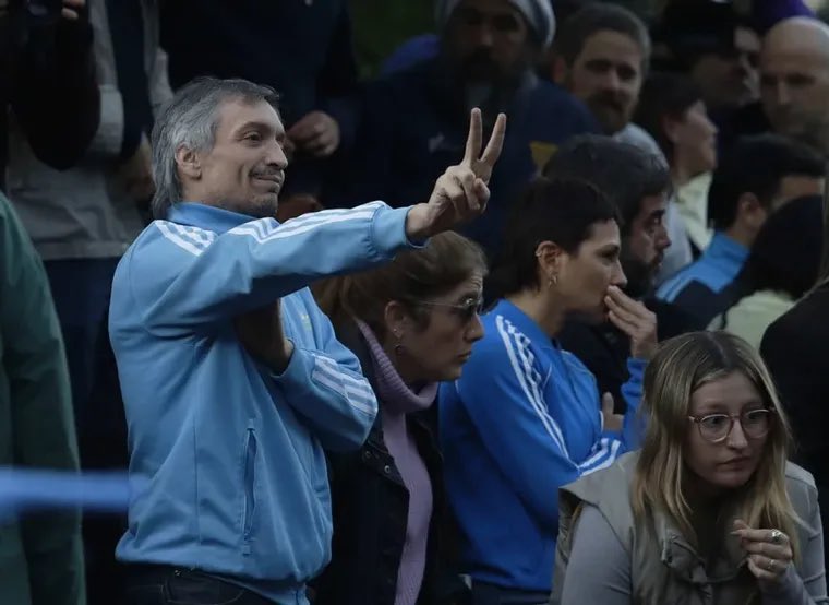 pesotolp's tweet photo. Parte del  re-branding del peronismo kirchnerista/cristinista parece ser usar conjuntos Adidas (Originals preferentemente) a lo Sue Silvester. https://t.co/Lxkoh4je23