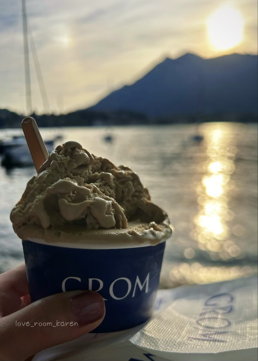 _Karenaan's tweet photo. ジェラート屋さんの前の
長い行列見ると、誘惑に
負けるのよね…🍨
ま、癒しも必要と言う事で😓🙏🏻 https://t.co/JcLwfj94Fh