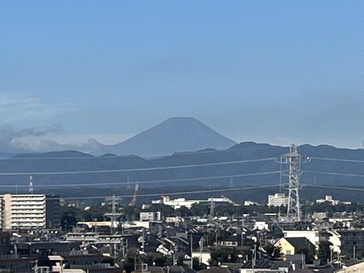 neo_asakin's tweet photo. おはよーございます。月曜日。稜線が美しい富士山。鉄塔と一緒に。所定の位置につきました。今日はまた暑くなるらし。水分補給を。今週もよろしくお願いします。ご安全にー https://t.co/Wn0TDGUU0m