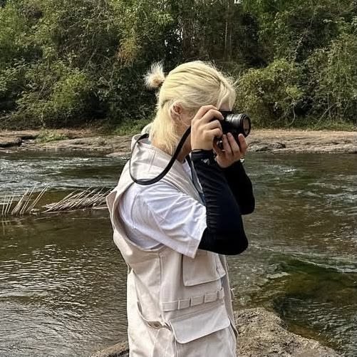 stayaush's tweet photo. mini au hyunlix | o peso do silêncio.

Hyunjin passou anos acreditando que Felix escolheu o lado errado. Felix passou anos acreditando que nunca teria a chance de explicar. Agora, um reencontro coloca os dois frente a frente com uma verdade que ficou enterrada por tempo demais. https://t.co/W1jR4v8r0h