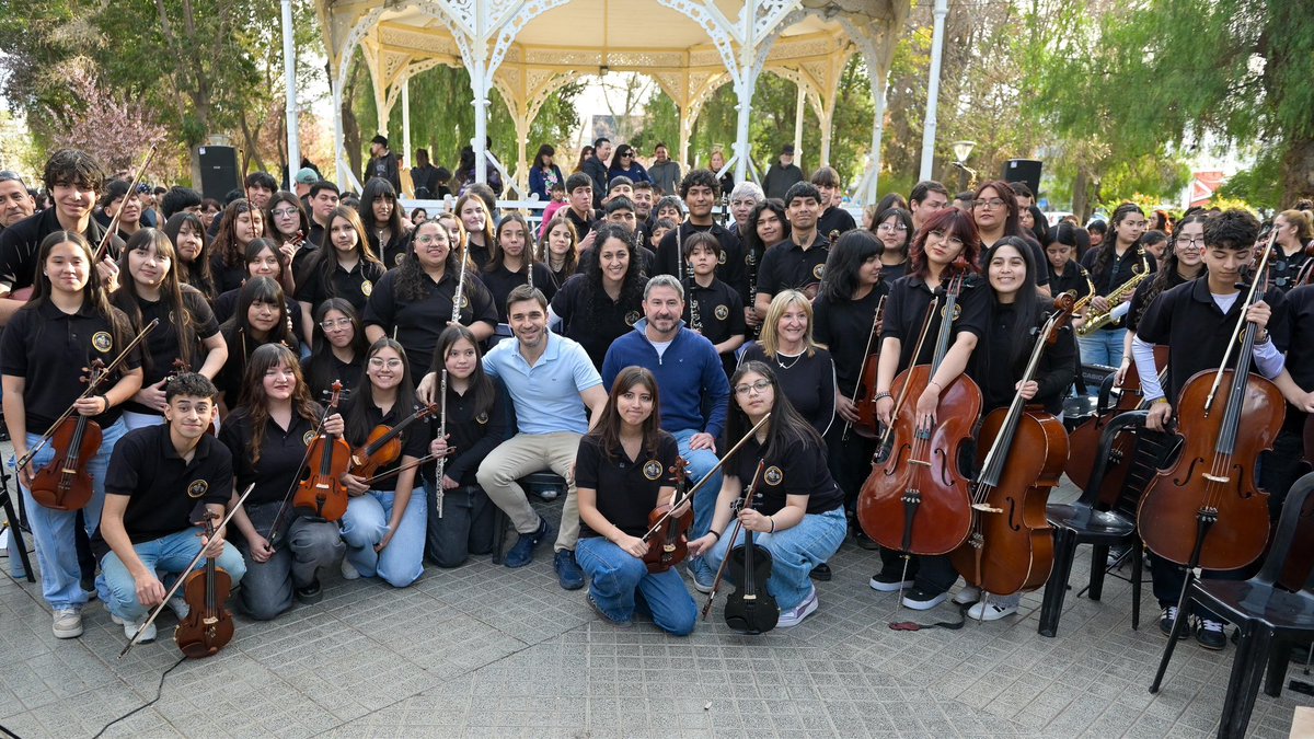 NachoTorresCH's tweet photo. DE TRELEW AL ESCENARIO MÁS IMPORTANTE DEL PAÍS

Acompañamos el último ensayo de la Orquesta del barrio INTA antes de su presentación en el Teatro Colón, el próximo viernes.

Después de 25 años de trabajo y pasión, del acompañamiento permanente de las familias del barrio, y de muchas historias compartidas, estos chicos de Trelew van a llevar su música y su talento a uno de los escenarios más importantes del país.

Es un enorme orgullo verlos llegar tan lejos.