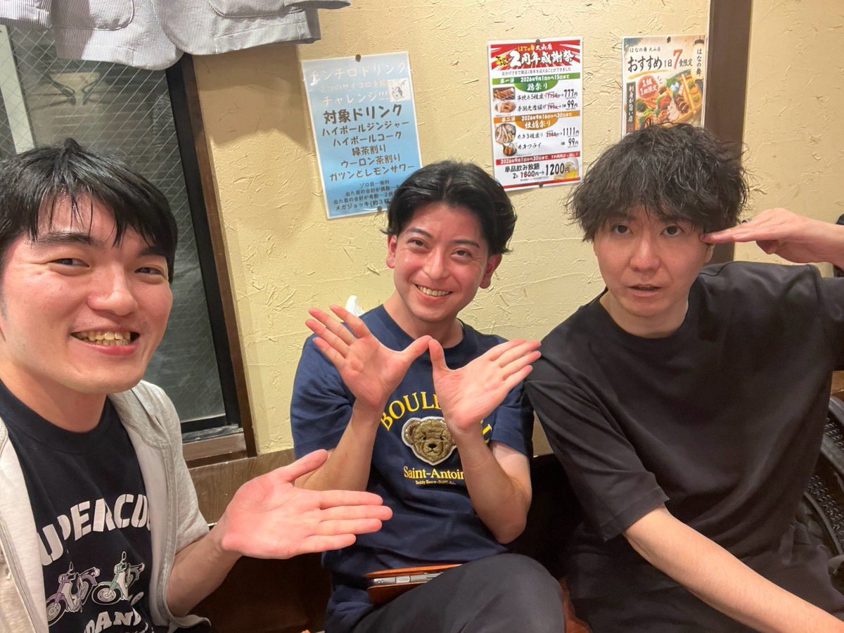 esprit0711's tweet photo. WS後は、当然打ち上げ！こんな所あんな所が面白かったね、楽しかったね！と盛り上がる時間が、私にとっては何よりのものです

団員の皆さんも #たとしん 以来のシーン稽古で生き生きとしていて、すごく素敵でした！写真はウイング男三兄弟で(2枚目のお行儀の悪い写真はだんご三兄弟をイメージしてます) https://t.co/wQyfUxl5lQ