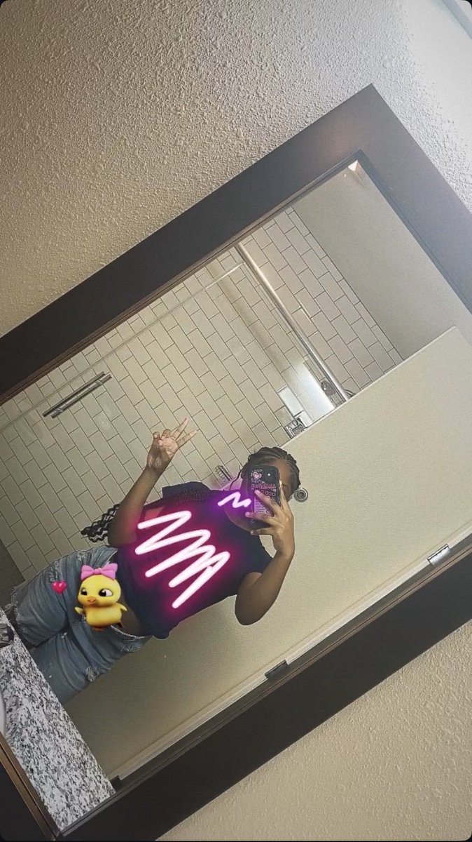 variiiaboss's tweet photo. jst here .🫶🏽👸🏽😫 https://t.co/NAuOn6KwnH
