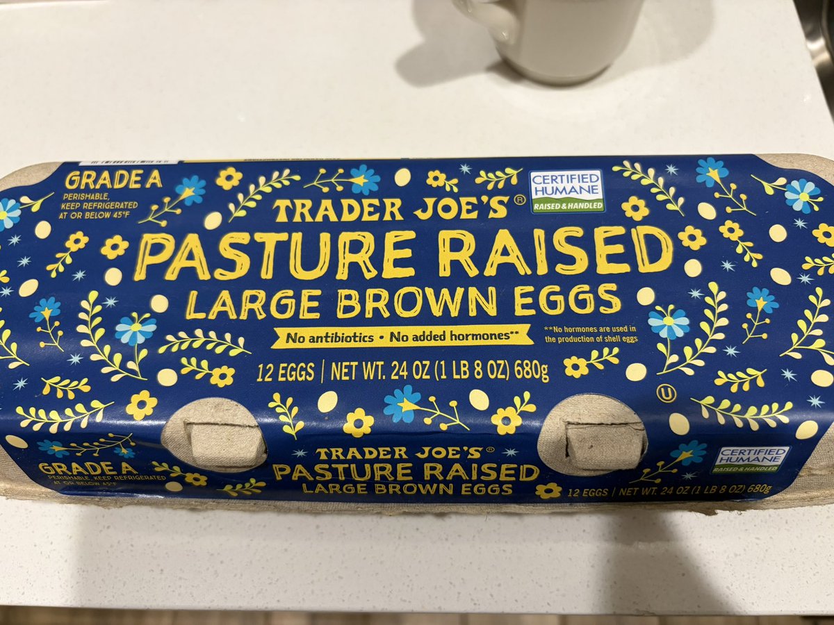 RothmansHONDA's tweet photo. あ、これ生でいける卵じゃね？と思って買った🥚
Pasture raisedの意味は単に放牧飼育な🐓なだけだった。
生でいけるのはPasteurizedだった…
以前も同じ間違いをして買った気がする😂 https://t.co/JvTAkaFyK0