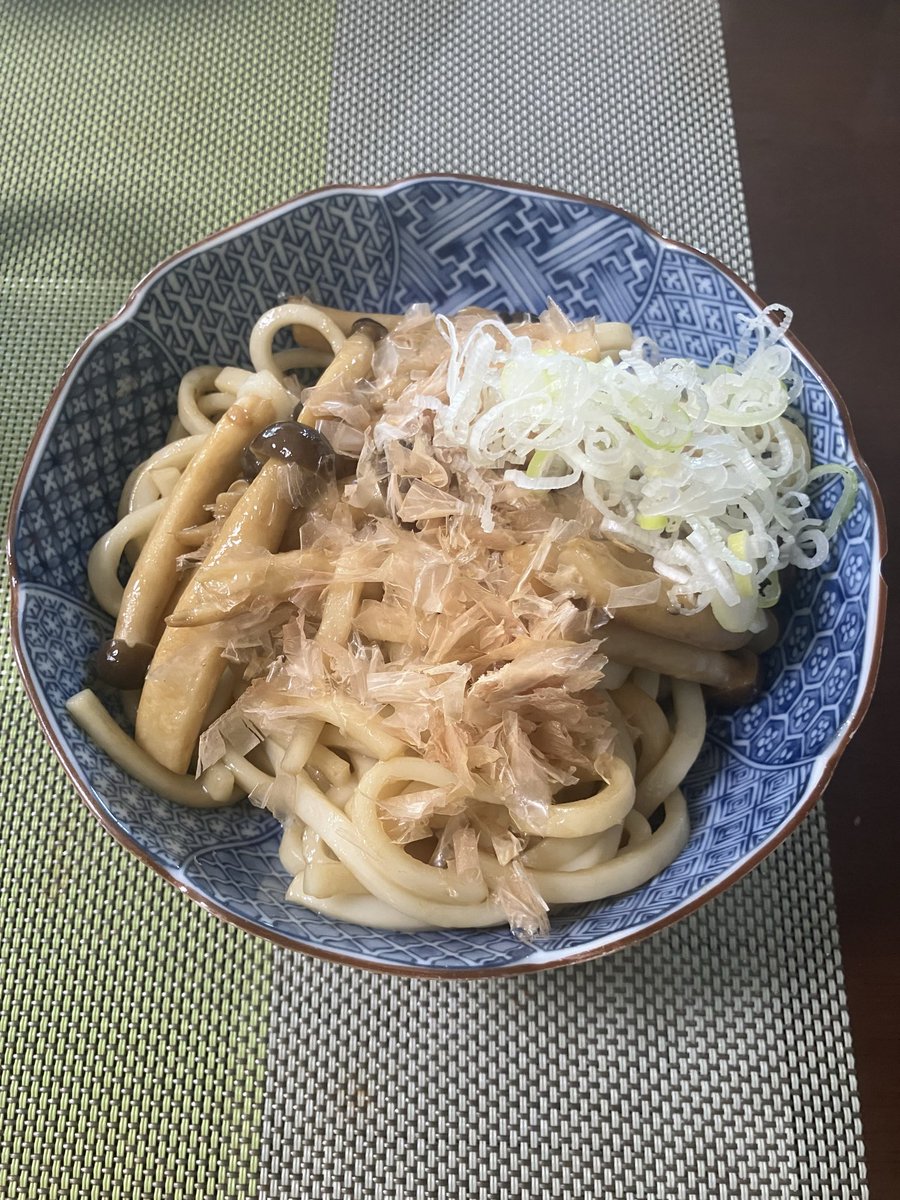 sssk8735's tweet photo. ニワカが急に作ったハチワレの貧乏飯🍚
料理もニワカゆえ、バター入れ過ぎちゃったけど、おいしいー🤣

バターと醤油で炒めたうどんに鰹節かけたやつ🧈やはりバターと醤油は美味しい…🤭 https://t.co/2PYHWMBBIo