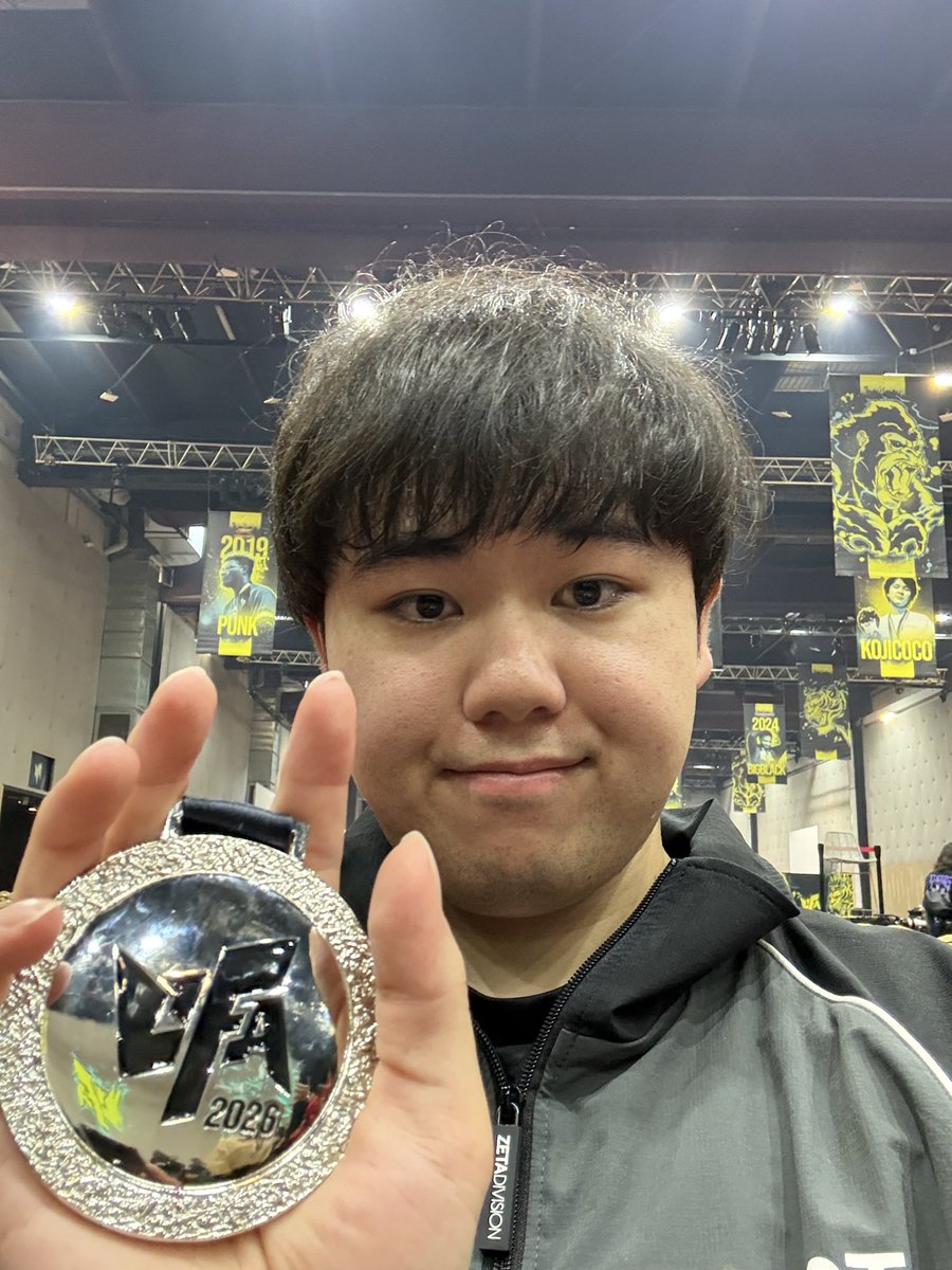 higuchi010914's tweet photo. 改めてUFAは準優勝で終了しました🥈noahがめちゃくちゃ強くて優勝できず😭優勝できなくて悔しい気持ちでいっぱいですがひとまずカプコンカップに出られるとは思います！たくさんの応援ありがとうございました！いつか必ず応援に応えられるよう努力し続けます🔥
あと誕生日迎えました！25歳になりました https://t.co/PC3lS6bLpD